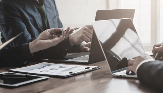 壮大なインフラ構築戦略を「絵に描いた餅」にさせぬよう、現場のリアリティに即した進捗管理フローを再構築。戦略と現場の間に横たわる溝を埋め、設置スピードを20%向上させることで全社最適化を具現化した。